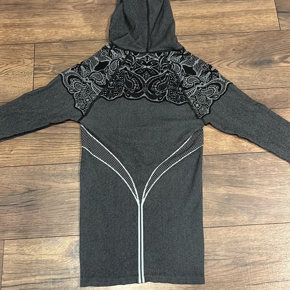 Athleta 1/4 zip medium - Picture 5 of 5